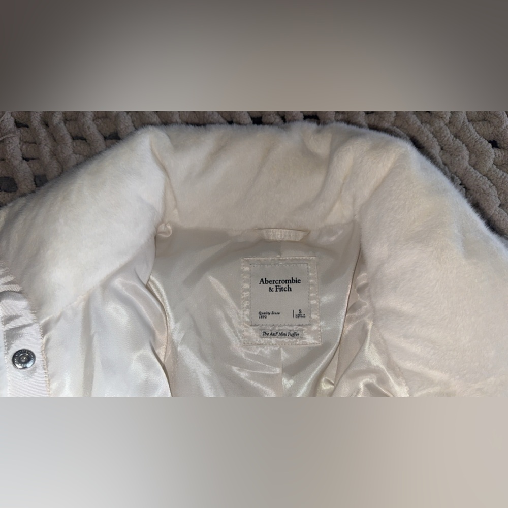 A&F Faux Fur mini Puffer - Picture 7 of 7